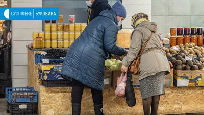 Люди купують продукти на ринку Люди купують продукти на ринку