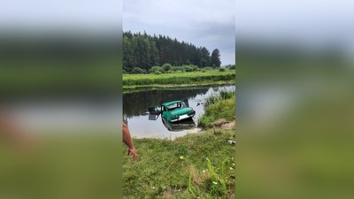 На Житомирщині рятувальники діставали з річки автомобіль із загиблим водієм всередині