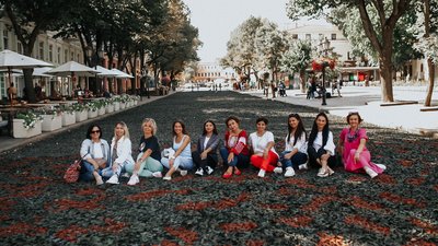 Нагадування, що війна не закінчилася: в Одесі на Дерибасівській влаштували перфоманс із маскувальними сітками Нагадування, що війна не закінчилася: в Одесі на Дерибасівській влаштували перфоманс із маскувальними сітками