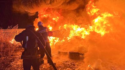 Горять зношені шини від сільськогосподарської техніки