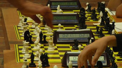 У Житомирі 20 дітей одночасно грали в шахи з міжнародним майстром Ігорем Випханюком