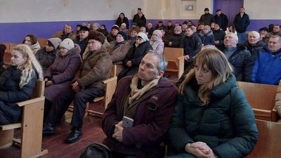 Жителі громади на слуханнях щодо заводу із переробки вторинної сировини Жителі громади на слуханнях щодо заводу із переробки вторинної сировини