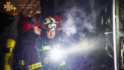 У Києві горів ринок біля метро "Героїв Дніпра" У Києві горів ринок біля метро "Героїв Дніпра"