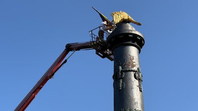 У Полтаві напередодні Дня Державного прапора замінили стяги на Монументі Слави У Полтаві напередодні Дня Державного прапора замінили стяги на Монументі Слави