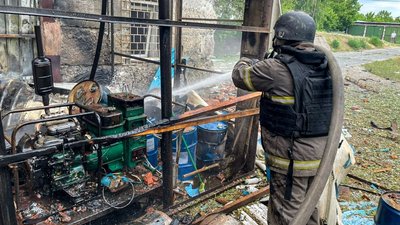 Рятувальник гасить пожежу на складі у Чугуєві після влучання БпЛА, 23 травня 2026 року Рятувальник гасить пожежу на складі у Чугуєві після влучання БпЛА, 23 травня 2026 року