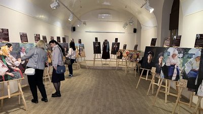 У Сумах моделі перевтілювалися в образи зі стародавніх картин У Сумах моделі перевтілювалися в образи зі стародавніх картин