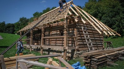 У музеї просто неба в Чернівцях відновлюють давні буковинські хати