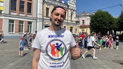 На пішохідній вулиці Житомира кілька сотень дітей взяли участь у дитячому святі На пішохідній вулиці Житомира кілька сотень дітей взяли участь у дитячому святі