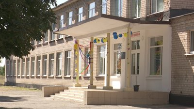 Батьки хлопця із Орлівщини вимагають покарання охоронця школи, який його травмував Батьки хлопця із Орлівщини вимагають покарання охоронця школи, який його травмував