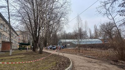 В центрі екстерної допомоги Сум пошкоджені вікна та комп'ютерна техніка внаслідок російського ракетного обстрілу