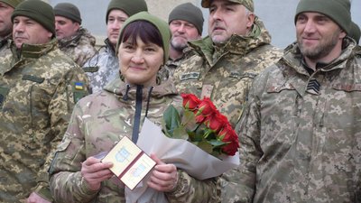 Медикиня "десятки" Ганна Грималюк отримала від міністра оборони України відзнаку "Знак пошани"