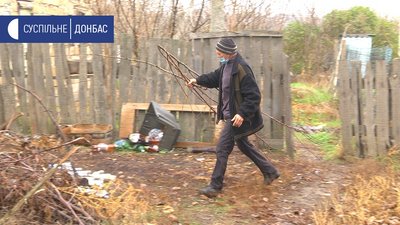 "Цілий день терпимо, на вечір розтопили": у прифронтовому Гнутовому збирають хмиз щоб зігрітися "Цілий день терпимо, на вечір розтопили": у прифронтовому Гнутовому збирають хмиз щоб зігрітися