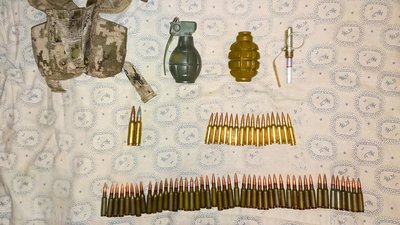Бойові гранати та патрони, які виявили поліцейські у селі Рокитне