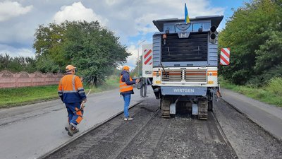 На трасі Луцьк – Дольськ дорожники засипають вибоїни та ями
