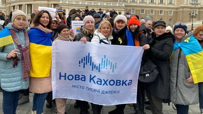 Переселенці з Нової Каховки зібрались на акцію підтримки рідного міста в Одесі Переселенці з Нової Каховки зібрались на акцію підтримки рідного міста в Одесі