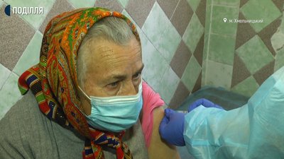 На щеплення від COVID-19 люди, старше 80 років, приходять за рекомендацією сімейного лікаря. На пункті щеплення підписують згоду на вакцинацію. Фото: Суспільне. Поділля. На щеплення від COVID-19 люди, старше 80 років, приходять за рекомендацією сімейного лікаря. На пункті щеплення підписують згоду на вакцинацію. Фото: Суспільне. Поділля.