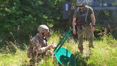 На Кіровоградщині тероборонівці тренуються розгортати радіостанцію та кодувати зв'язок