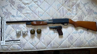 У Херсоні поліція виявила схрон зброї та боєприпасів в оселі ймовірного колаборанта У Херсоні поліція виявила схрон зброї та боєприпасів в оселі ймовірного колаборанта