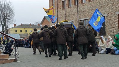 У Хмельницькому відбулося прощання з військовим Олександром Олійником У Хмельницькому відбулося прощання з військовим Олександром Олійником