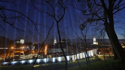 У Львові в пам’ять про Героїв Майдану в небо запустили світлові промені У Львові в пам’ять про Героїв Майдану в небо запустили світлові промені
