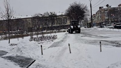 Як долають снігопад у Черкасах 9 лютого Як долають снігопад у Черкасах 9 лютого