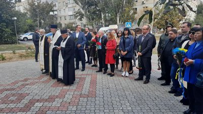 В Україні вшановують пам'ять жертв Бабиного Яру. На Херсонщині 1941 року розстріляли 10 тисяч євреїв В Україні вшановують пам'ять жертв Бабиного Яру. На Херсонщині 1941 року розстріляли 10 тисяч євреїв