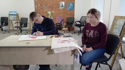 Закупили 15 бронежилетів. 18-річний дніпрянин створює малюнки для сумок, щоб допомогти ЗСУ