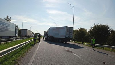 Вантажівка в'їхала в авто шляховиків: що відомо про потрійну ДТП на Рівненщині Вантажівка в'їхала в авто шляховиків: що відомо про потрійну ДТП на Рівненщині