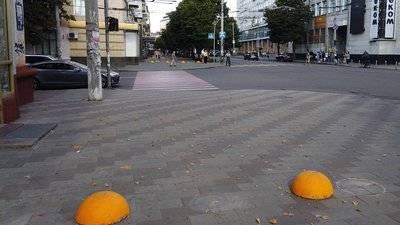 Пофарбовані напівсфери на тротуарах Пофарбовані напівсфери на тротуарах