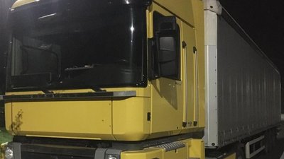 Закарпатські митники вилучили у львів'янина вантажівку через фальшиві документи на транспорт