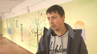 Працівник Хмельницької ЗОШ №12 Максим Кононов каже, що не очікував відсторонення від роботи без зарплати, адже влада запевняє, що вакцинація є добровільною. Працівник Хмельницької ЗОШ №12 Максим Кононов каже, що не очікував відсторонення від роботи без зарплати, адже влада запевняє, що вакцинація є добровільною.