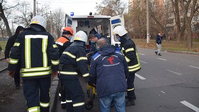 У Миколаєві рятувальникам довелось підняти трамвай, аби вивільнити людину