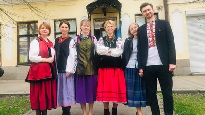 У Кропивницькому фольклорний гурт "Дувай-ва" співає на вулиці та збирає гроші для ЗСУ