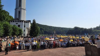 Блаженніший Святослав разом із вірянами молиться на прощі у Зарваниці за Україну