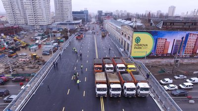По Шулявському мосту проїхали 30-тонні вантажівки По Шулявському мосту проїхали 30-тонні вантажівки