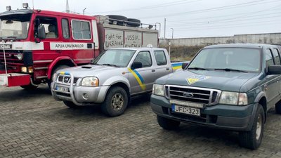 Два пікапи та пожежний автомобіль передали рівненські волонтери на схід