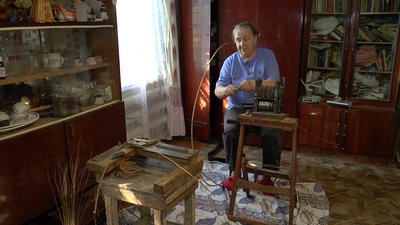 Катерина Федоренко виготовляє вироби з лози Катерина Федоренко виготовляє вироби з лози