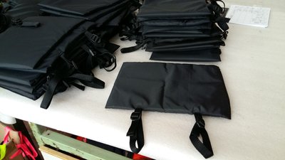 Плащі-намети, сидіння та шапки для військових шиють на підприємстві Українського товариства глухих в Ужгороді Плащі-намети, сидіння та шапки для військових шиють на підприємстві Українського товариства глухих в Ужгороді