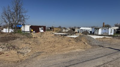 Третій рік відбудови: у Посад-Покровському люди досі живуть у модульних будинках Третій рік відбудови: у Посад-Покровському люди досі живуть у модульних будинках