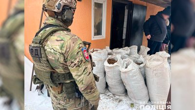 Спецпризначенець на фоні мішків з тютюном на Чернігівщині