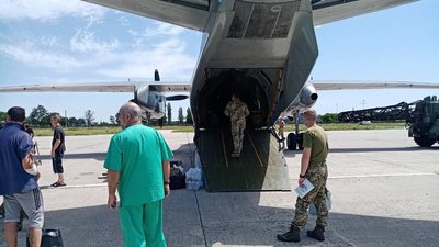 До Вінниці прибув борт з пораненими військовослужбовцями До Вінниці прибув борт з пораненими військовослужбовцями