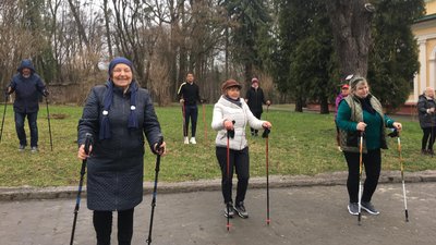 У Львові проводять безкоштовні заняття із скандинавської ходьби У Львові проводять безкоштовні заняття із скандинавської ходьби