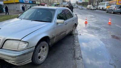 У Миколаєві Mercedes збив 14-річну дівчину У Миколаєві Mercedes збив 14-річну дівчину