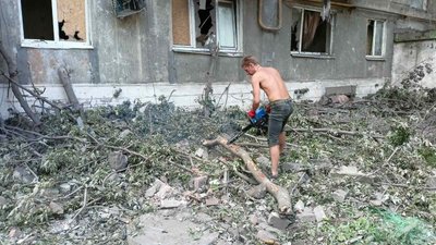 Потрощені п'ятиповерхівки, повалені дерева. Торецька МВА показала наслідки обстрілу і закликала до евакуації Потрощені п'ятиповерхівки, повалені дерева. Торецька МВА показала наслідки обстрілу і закликала до евакуації