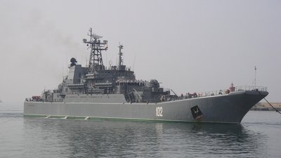 У Керченській протоці для переправи транспорту працюють два великі десантні кораблі