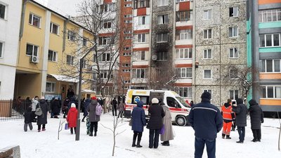 У Франківську на вулиці Миколайчука горить квартира у багатоповерхівці. Людей евакуювали У Франківську на вулиці Миколайчука горить квартира у багатоповерхівці. Людей евакуювали