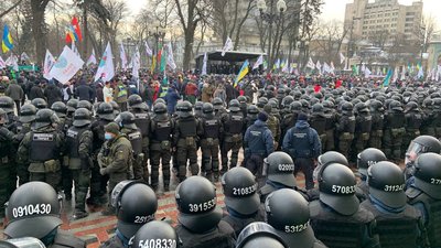 Учасники акції руху "SaveФОП" прорвали паркан біля будівлі Верховної ради Учасники акції руху "SaveФОП" прорвали паркан біля будівлі Верховної ради