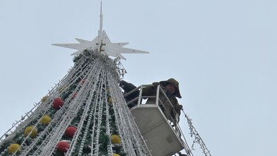 Процес демонтажу ялинки у Полтаві Процес демонтажу ялинки у Полтаві