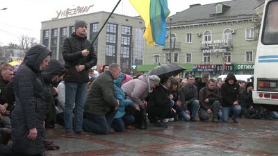 У Рівному попрощалися із двома захисниками, які загинули на сході України У Рівному попрощалися із двома захисниками, які загинули на сході України