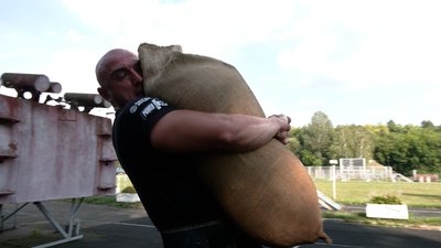 Владислав Павлюк виконує вправу біг з мішком Владислав Павлюк виконує вправу біг з мішком